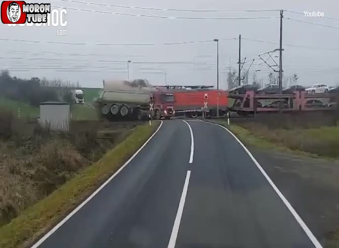 Video :Before colliding with a freight train, a truck driver who was stuck at a level crossing made a risky escape